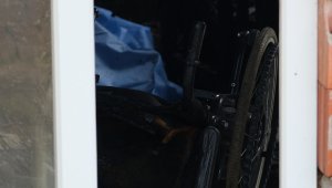 Kendi kurtuldu engelli eşi yanarak can verdi