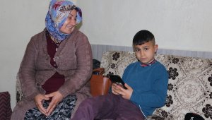 Köpeklerin korkusundan direğe çıkan çocuk: "Bana saldırırlar diye korktum"