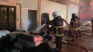 Kumaş deposunda korkutan yangın: Kucaklayabildikleri kumaşları dışarıya böyle çıkardılar