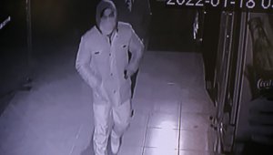 Levye demiri ile açtıkları marketten sigaraları ve paraları torbalara doldurarak çaldılar