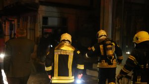 Metruk evdeki yangın kamu kurumlarının yer aldığı binayı küle çeviriyordu