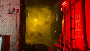 Mobilya atölyesi ve geri dönüşüm tesisinde yangın çıktı 5 katlı ikamet tahliye edildi