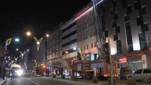 Otelin bacasından çıkan duman korkuttu