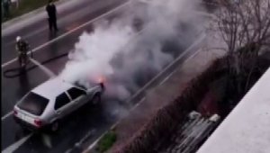 Otomobil alev alev yandı sürücü son anda kurtuldu