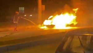 Otomobil alev alev yandı, sürücü son anda kurtuldu