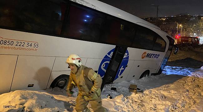 Sancaktepe'de yolcu otobüsü buzlanan yolda yan yattı