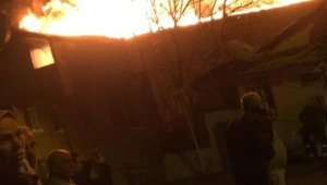 Sarıyer'de iki katlı binanın çatısı alev alev yandı