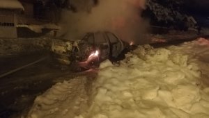 Seyir halindeki otomobil alev alev yandı