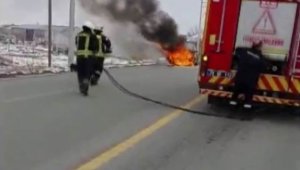 Seyir halindeki otomobil alev topuna döndü
