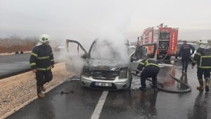 Seyir halindeki ticari araç alev aldı