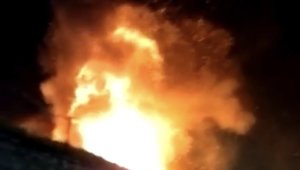 Şişli'de evsizlerin ısınmak için ateş yaktığı metruk bina alev alev yandı