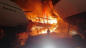 Tamirattaki 26 metrelik tur teknesi alev alev yandı