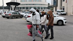 Tartıştığı kadın arkadaşını boğarak öldürüp, cesedi sandıkta saklamış