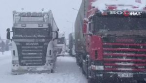 Tır sürücüleri saatlerdir yollarda bekliyor