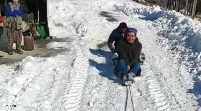 Traktör arkasında karda sörf