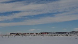 Van Gölü Ekspresinin Kirkor Dağı eteklerindeki muhteşem görüntüsü büyülüyor