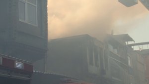 Yangın nedeniyle bir kişinin camdan atladığı anlar kamerada