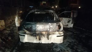 Yangını fark edip otomobilden inen 4 kişilik aile ölümden döndü