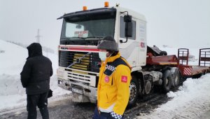 Yaşlı hastanın yardımına paletli ambulans yetişti