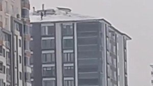 14 katlı binada tehlikeli kar temizliği