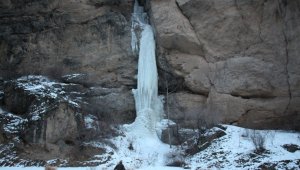 Buzdan şelale büyülüyor