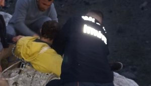 Kayalıklarla mahsur kalan genç için filim gibi operasyon