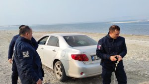 Otomobil İskele sahasında çamura saplandı