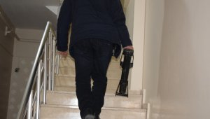 "Evi yakacağım" diyerek kendini odaya kilitleyen genç polisi alarma geçirdi