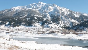 Sular altında kalan köy buz tuttu, kartpostallık görüntüler oluştu