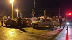 3 otomobilin karıştığı zincirleme kazada 7 kişi yaralandı