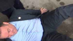 Eşekli protesto, başkanın sırtüstü yere düşmesi ile sona erdi