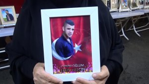 Evlat nöbetindeki gözü yaşlı anneden oğluna çağrı: "Artık dayanamıyorum yavrum ne olursun dön gel"