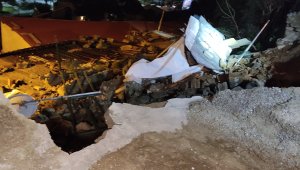 İstinat duvarı evin üstüne çöktü