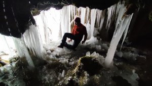 Mağaralarda dev buz sarkıtları oluştu