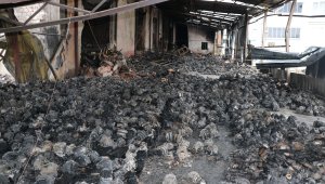 Oto yedek parça deposunda çıkan yangının hasarı gündüz ortaya çıktı