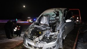 Otomobil kar küreme aracının bıçağına ok gibi saplandı: 2 yaralı