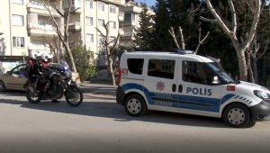 Piknik yapan ailenin çantasını çalıp motosikletle kaçtılar