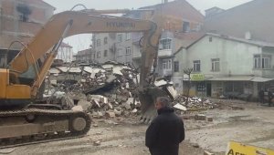 Yıkımına başlanan bina çöktü