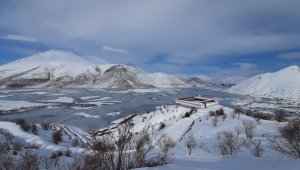 Yüzen adalar kar ile ayrı güzel