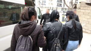 Annelerin eylemi sırasında PKK paçavrasını açan kadınlar gözaltına alındı