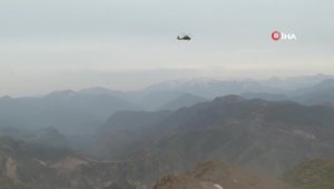 Bakan Akar beraberindeki Komutanlarla Irak sınırının sıfır noktasında iftar yaptı