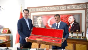 Bakan Kurum, dünya kayısı ticaret merkezinde incelemelerde bulundu