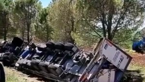 Devrilen tırdaki bayram şekerleri ile çikolatalar yağmalandı