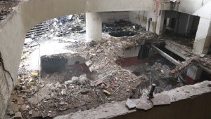 Dünyanın en saçma binasının 5 katı yıkıldı