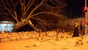 Ehliyetsiz sürücünün kullandığı araç müstakil evin bahçesine uçtu: 6 yaralı