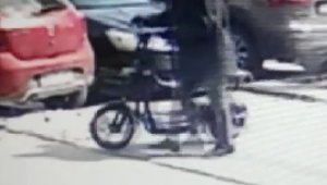 Hırsızın rahatlığı kamerada: Bisikletler kendininmiş gibi çalıp gitti