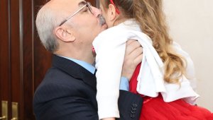 İzmir depreminin simgesi Ayda'dan Vali Köşger'e ziyaret