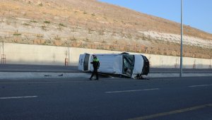 Kontrolden çıkan minibüs devrildi
