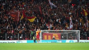 Maç sonu üçlüsü Victor Nelsson'dan