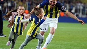 Mert Hakan'a tribünlerden destek